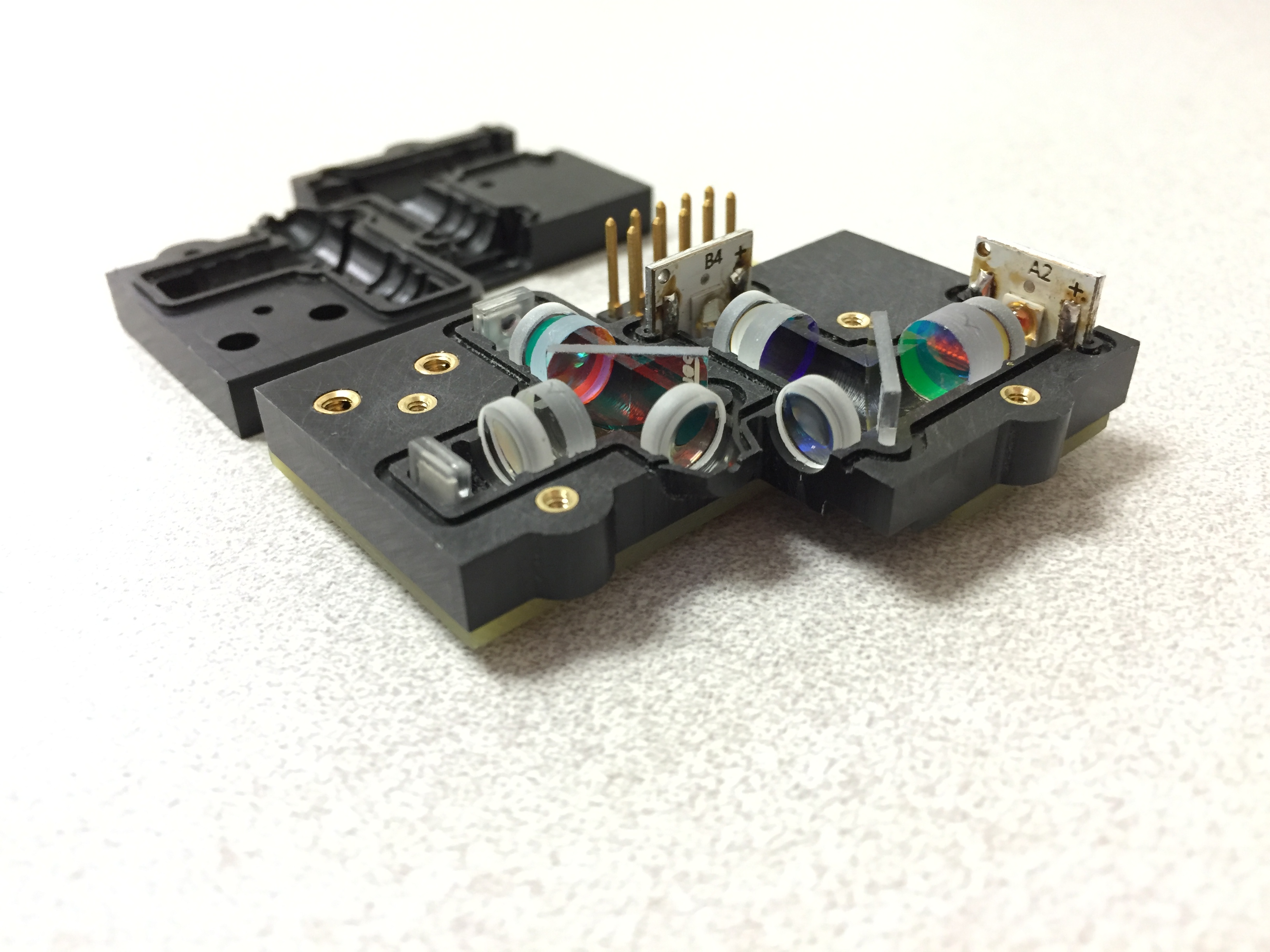 Two-channel qPCR optical detector assembly